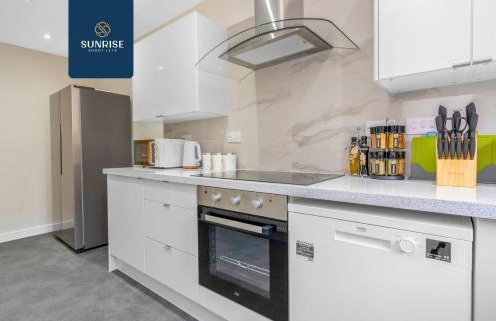 L2 - INVOICE and REDUCED PRICE only via SUNRISE SHORT LETS DUNDEE, Stunning 4 Bed House with 6 Beds and 3 bathrooms, TVs in each room, Free Parking, Fully Equipped, Local Amenities, Easy Ring Road Access, Special Rates and ONLY 9 Mins to STANNERGATE Ports - Foto 10
