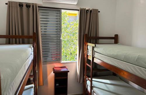 Apartamento Praia das Astúrias, 2 minutos de caminhada para praia, piscina, garagem demarcada, cama Queen - Foto 27