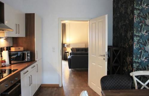 R B Apartment Hamburg Family - zentrumsnah - 108 qm mit Dachterrasse - Küche - Waschtrockner - Smart TV - Badewanne & Dusche - kostenloser Parkplatz - 2 Schlafzimmer - Foto 17