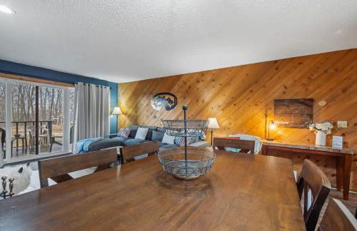 Large 2 Floor Condo, Pool Pass, Beach Club, walk to Shanty Creek - Foto 6