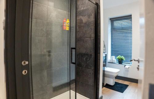 High End Contractor Apartment - 5 Separate Beds - Free Parking - Foto 40