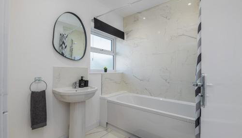 4BR New Build - Near Ferry Port - Great for Groups - Foto 5