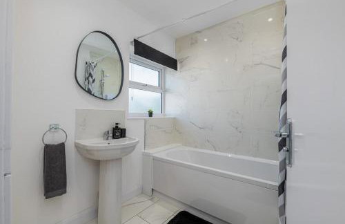 4BR New Build - Near Ferry Port - Great for Groups - Foto 5