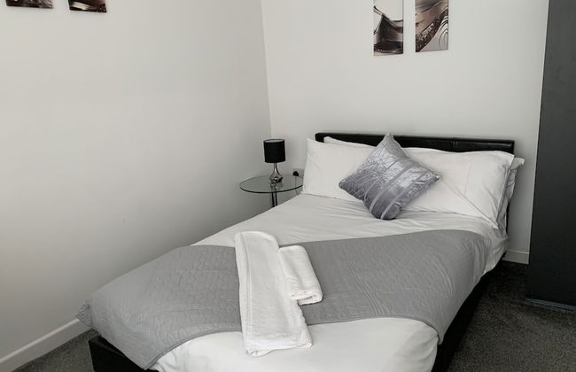 Beautiful 3-bed House in Wolverhampton - Photo 2