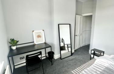 Large 5-Bedroom House in Salford-Free Parking-Sleeps 10 - Foto 7