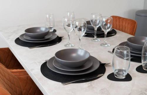 Luxury 2 bed, Central, Free Parking, Smart TV By Valore Property Services - Photo 20