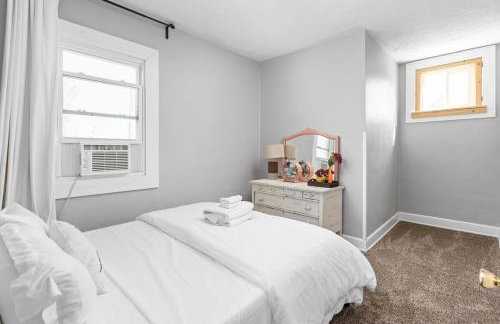 Charming Getaway - Deck & Patio - Walkable Area - Family Friendly - Foto 16