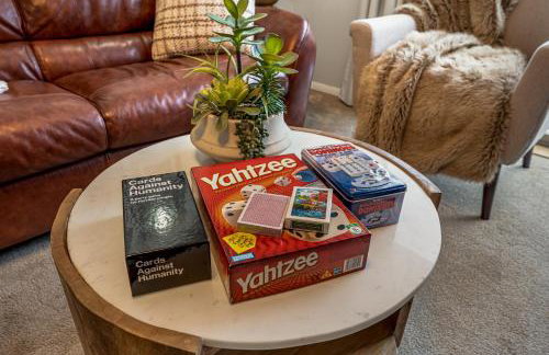 Cozy Riverfront Cabin with Fireplace & Deck - Foto 15