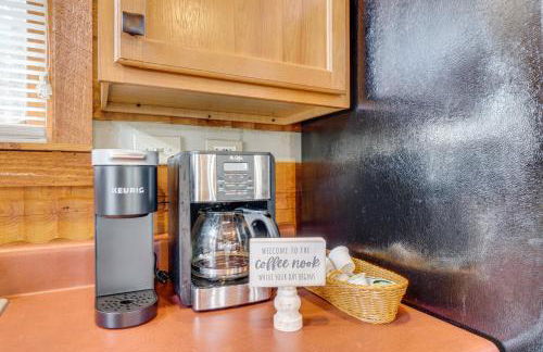 Honey Bear Pause Rural Escape with Porch and Hot Tub! - Foto 13