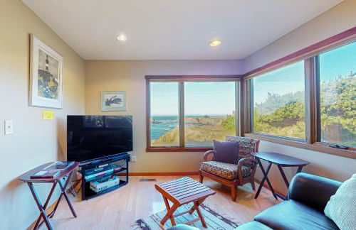 Oceanfront Retreat Close to Activities & the Beach - Photo 2