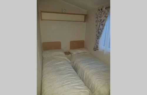 Deluxe 3 bedroomed caravan on Marton Mere with CH DG and decking - Photo 9