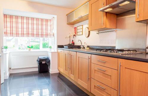 Spacious 4 Bed house with parking and garden at Reading - Photo 3