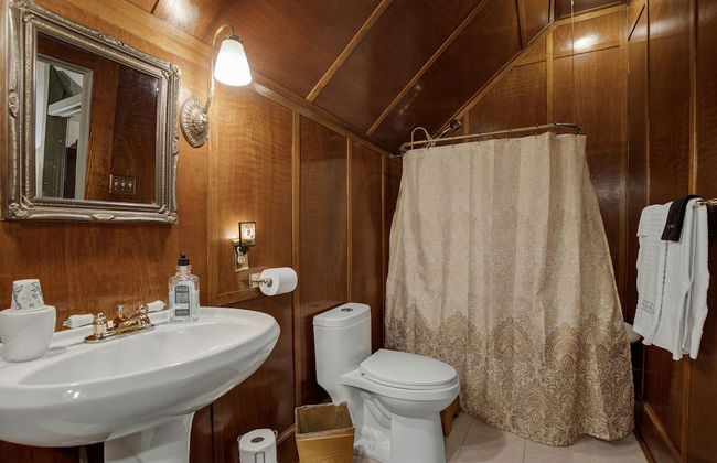 Beautiful and Unique Home With Fireplace and Pool! - Photo 25