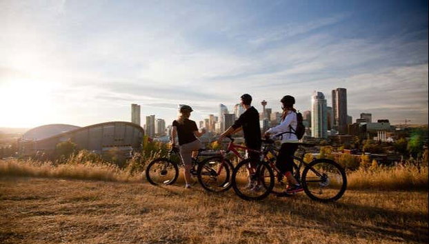 Tour di Calgary in bicicletta - Foto 5, Visitatori osservano lo skyline di Calgary