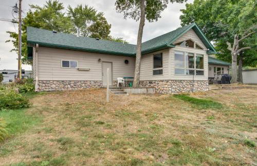 Lakefront Isle Escape with Dock and Fire Pit! - Foto 23