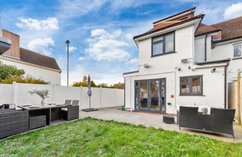 AC & Private Drive Stylish 4BR 5 Beds 8 Guests Wifi And Parking - Photo 60