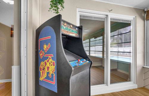 Four Bed Home with Pool Game Room Bar Near Beach - Foto 31