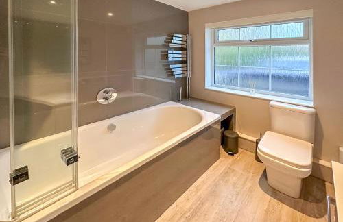 BLUNSDON LODGE - Spacious Bungalow, High Speed Wi-Fi, Free Private Parking, Garden - Foto 3