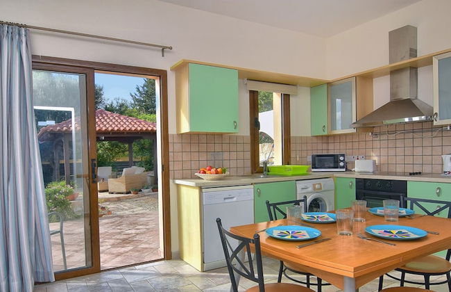 Large Pool & Garden, Billiard, Peaceful Area, Near to the Sea, Coral Bay Paphos - Foto 49