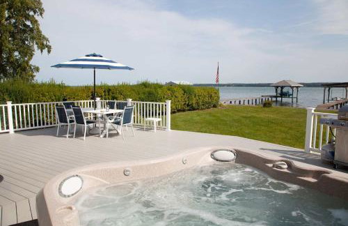 Katies Cottage Lakefront Stay with Hot Tub and Kayaks - Foto 7