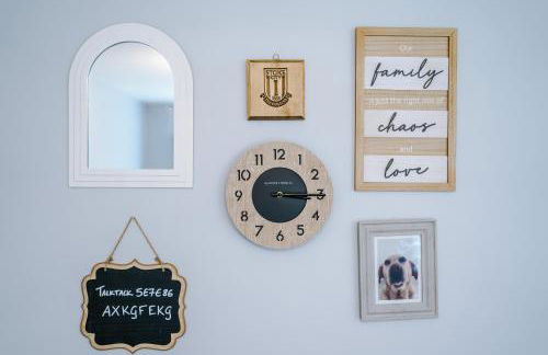 Relax in Style at Wedgwood House 3 BR Home with Garden & Parking - Foto 3