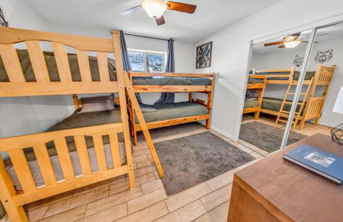 NEW! HUGE 5BR Mountain Views Game Room Hot Tub Lawn Games BBQ - Photo 20