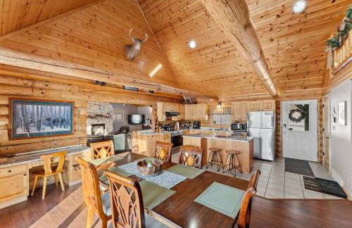 Spacious 4BR Cabin • Sleeps 12 • Games •Near Dells - Foto 12