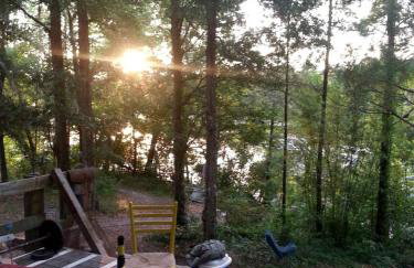 Eclectic Riverfront Log Cabin and Artist Retreat for Groups in Castle Hayne, North Carolina - Foto 2