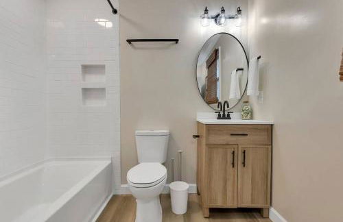 Coastal 3BD Bungalow One Block from Scenic Walkway - Foto 5