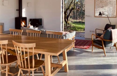 High Cogges Farm Holiday Cottages - The Cart Shed - Photo 3