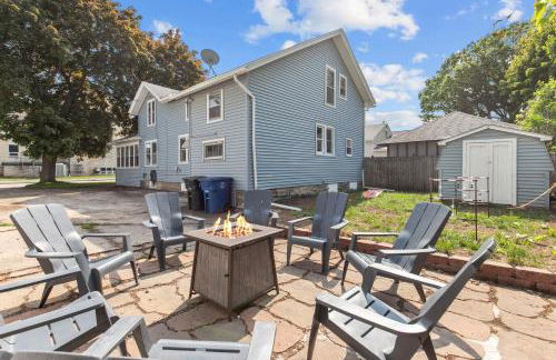 Roomy Central Hub, Games, Fire Pit & Downtown Fun - Foto 42