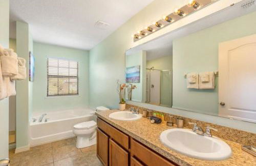 Lux Escape: Private Pool, Game Room & Near Disney - Foto 42