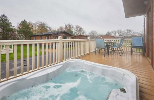 Rowan Lodge with Hot Tub - Foto 1