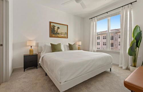 Polished Contemporary 2BR 2BA Private Balcony - Foto 21