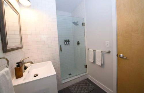 Spacious 3B2B Downtown Apt, Kitchen and Laundry, Walk to PPAC & Convention Center - Foto 23