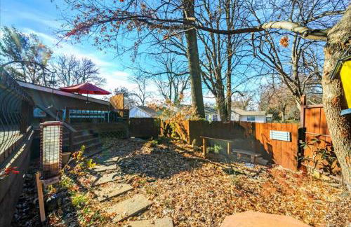 3BR Overland Park Home with Patio and Waterfall Pond - Foto 40