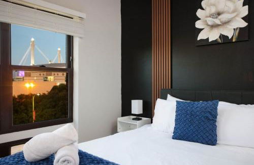 Modern 2BR Getaway-w Parkng, Near Rvrwlk&Conv Ctr - Foto 56