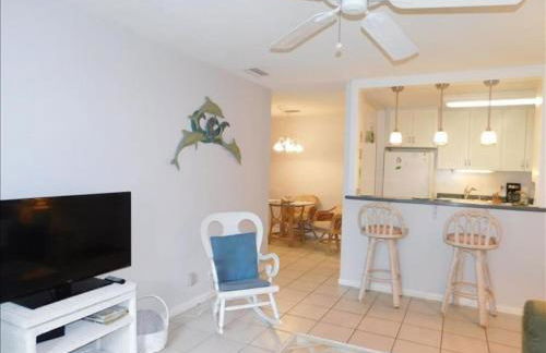 H5 close to the front pool and clubhouse downstairs by lake - Foto 12