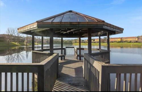 Lakefront Retreat 4BR-3BA Pool Home Near Disney - Foto 16