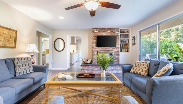 East Valley Manor by Avantstay Minutes to the Beach - Photo 3, Interior