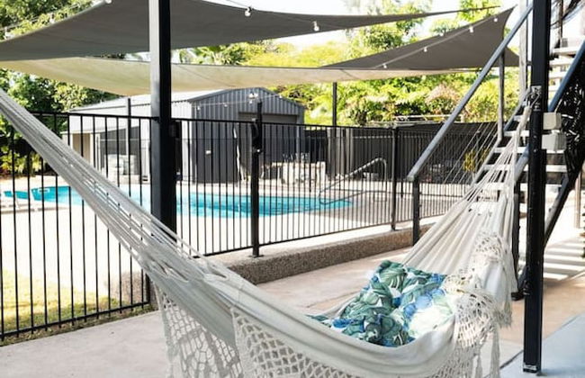 Rosewood Rustic Refuge Pool Outdoor Dining Backyard - Foto 7