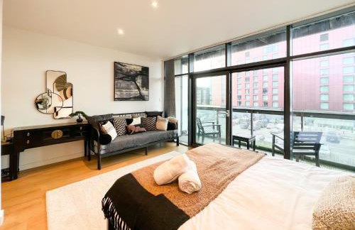 Lovely 2 Bed Duplex Apartment with Hydro Views - Photo 14