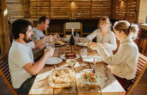 Beautiful 5 bedroom house with hot tub & fire pit - Foto 27