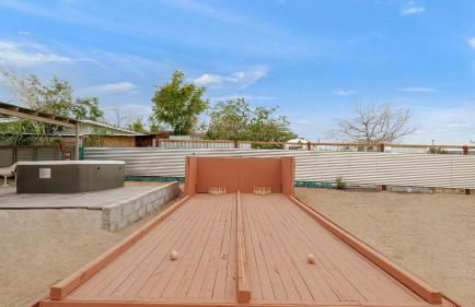 Fable by Avantstay 2 Unique Spaces, w/ Bowling, Hot Tub, Fire Pit, Large Yard - Foto 10