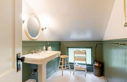 Private Beach Access + Water Views! Sleeps 18, Historic 6bdr Farmhouse w/ Deck - Foto 38