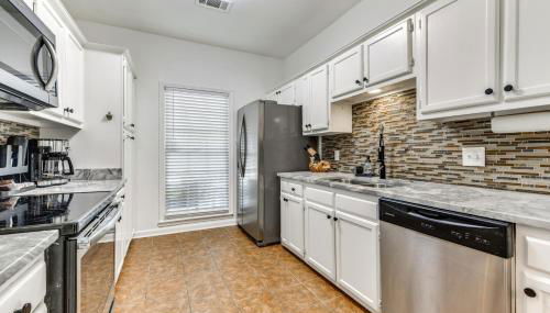 Colorful Baton Rouge Home Deck, Grill and Fire Pit - Foto 2