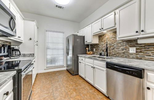 Colorful Baton Rouge Home Deck, Grill and Fire Pit - Foto 2