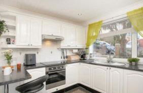 3 Bedroom Bungalow with great Sea Views, Private Hot Tub & Gardens - Foto 10