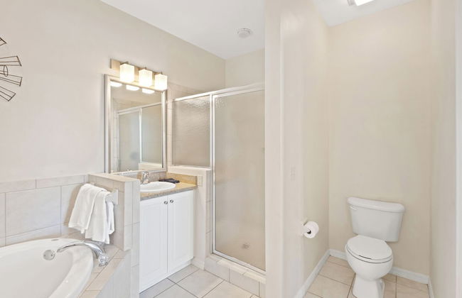 Genoa Vacation Rental: Stylish 2-BR Condo with Golf & Lake Views. Resort-Style Pool, Hot Tub, and Easy Access to Championship Golf. Minutes from Naples Beaches, 5th Avenue S, and Marco Island - Foto 14