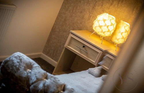 Modern 3BR Home in 9 Anson Rd Near Sandwell Hospital with Garden and Free Parking - Foto 52